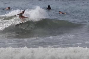 Ondas pequenas e divertidas em Canggu, Bali