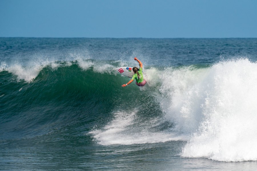 Francisca Veselko e Frederico Morais invictos nos ISA World Surfing Games 2023