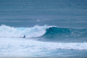 KELLY SLATER CONTINUA EM BALI - DESTA VEZ SURFOU APENAS COM MAIS 3