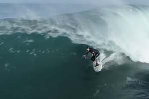 A Cave [por drone]