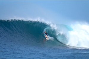 JOVEM SURFISTA EM ASCENÇÃO AUSTRALIANA MOSTRA O SEU SURF EM SESSÕES PESADAS NA INDONÉSIA