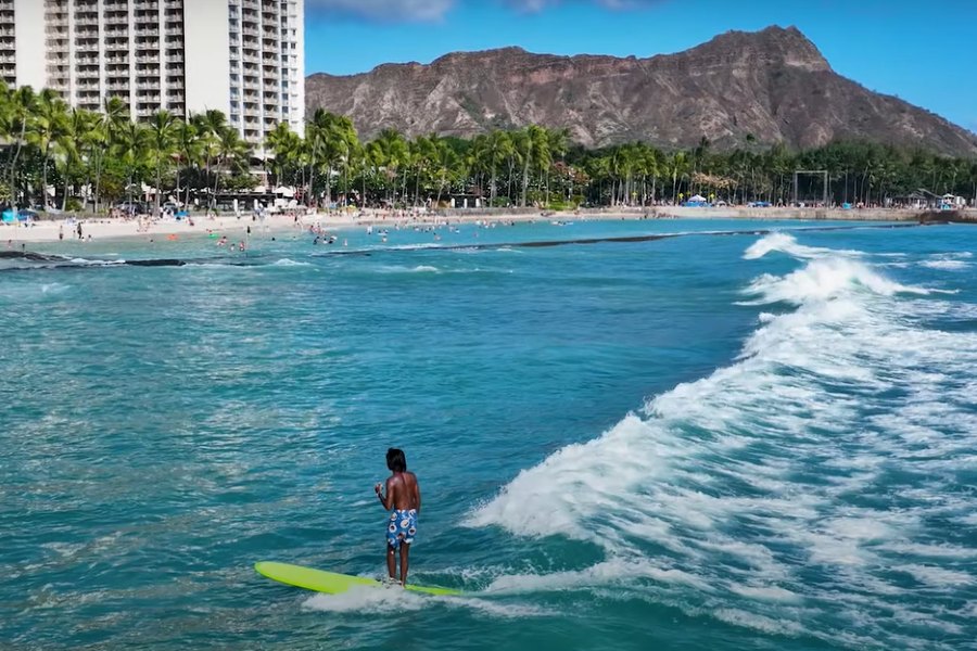 Aqui está o teu guia prático para uma surfada em Waikiki