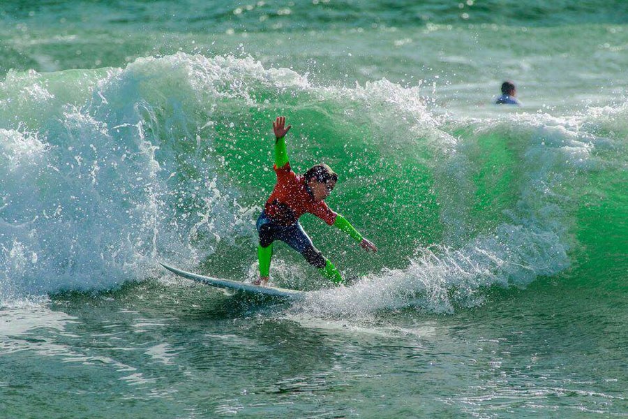 Santiago Graça, na foto, é um dos 27 jovens surfistas convocados para o estágio.
