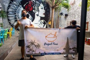 SURFISTAS AJUDAM A COMUNIDADE BALINESA ATRAVÉS DO &quot;PROJETO NASI&quot;