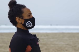JOVEM GRUPO DE SURFISTAS AMBICIONA TRAZER MAIS MULHERES NEGRAS PARA O SURF PROFISSIONAL