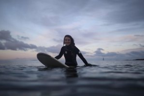 CONHECE AS CORAJOSAS SURFISTAS QUE SE DESAFIAM NAS ÁGUAS GELADAS DA ESCÓCIA