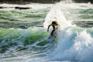 Teresa Bonvalot poderia entrar na categoria open e bater-se com os melhores surfistas masculinos. Click by Pedro Mestre
