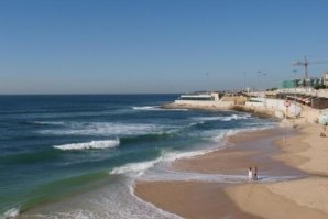 ESTAÇÃO SALVA VIDAS DE CASCAIS AUXILIA SURFISTA EM DIFICULDADES NA PRAIA DA PAREDE