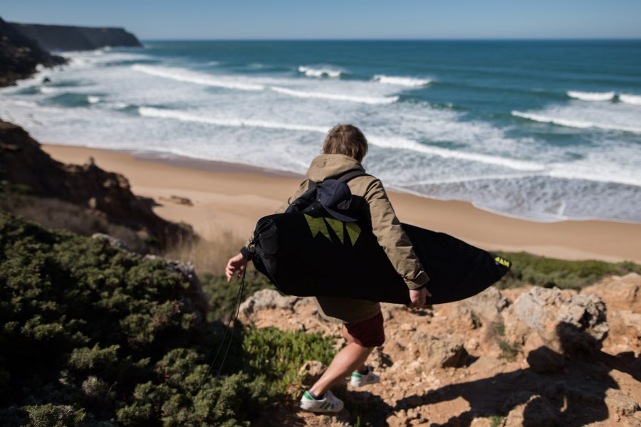 Marlon a caminho da sessão de surf registada pela lente de João Bracourt esta semana no Algarve