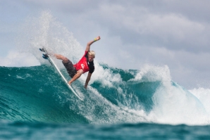 JOHN JOHN FLORENCE ENTRE OS SURFISTAS ELIMINADOS