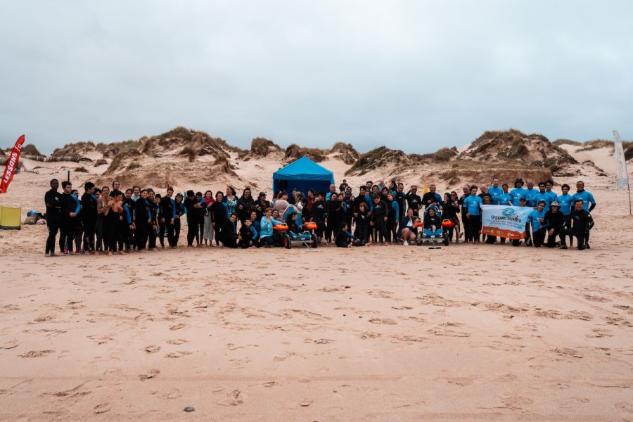 Surf inclusivo leva dezenas de crianças e jovens à Praia da Cova da Alfarroba
