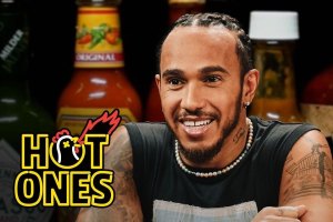 Lewis Hamilton conta a história de um wipeout assustador em Pipeline com Kelly Slater