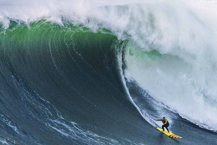 Garrett McNamara na sua arena preferida, a Praia do Norte, Nazaré.