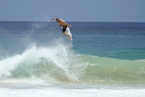 Noronha não decepciona: sessão de surf de alto nível de Italo Ferreira na Cacimba do Padre