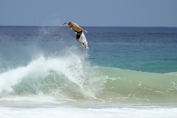 Noronha não decepciona: sessão de surf de alto nível de Italo Ferreira na Cacimba do Padre