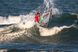 Miguel Pupo a voar na sua estreia do QS brasileiro da Bahia.