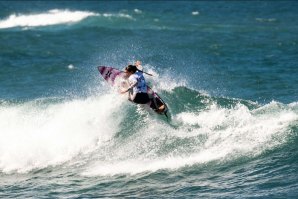 Mulheres estreiam as ondas de Ribeira D&#039;Ilhas neste Allianz Ericeira Pro 2022  