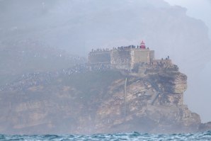 O aglomerado de pessoas na Nazaré  provocou esta decisão por parte da DGS. Click por Gonçalo Forjaz Trigueiros