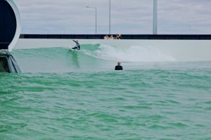 O TREINO DE TYLER WRIGHT E COLEGAS NA PISCINA DE ONDAS URBNSURF