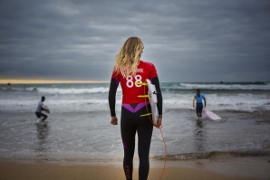 O azar bateu à porta de uma das melhores surfistas de sempre