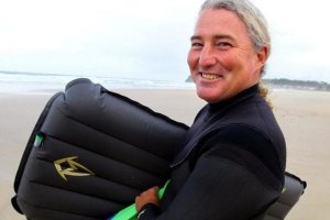 PAI DO SHAPER DANIEL “TOMO” THOMSON CONSIDERADO CULPADO PELO ATAQUE À SURFISTA JODIE COOPER