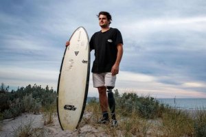 Surfista australiano recebe isenção do estado para manter dente de tubarão após um ataque