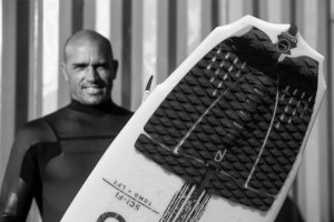 Kelly Slater examina ao pormenor o traction pad feito de algas