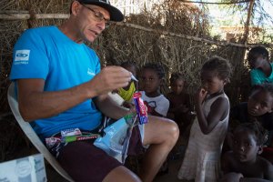 Sérgio Augusto com as crianças do município de Sumbe.
