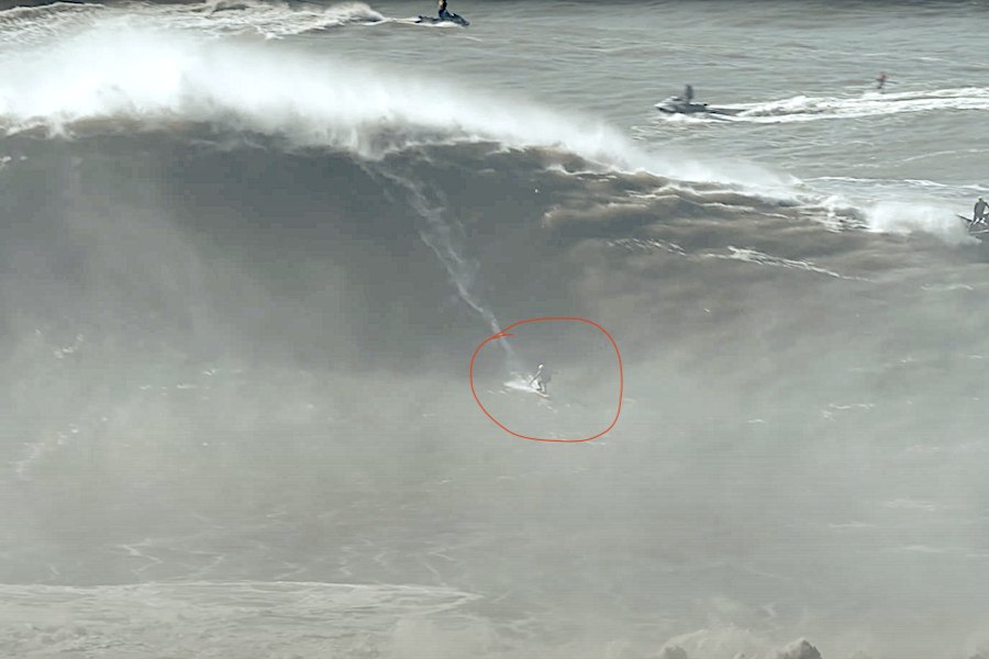 Jovem de 12 anos de idade enfrenta um dos wipeouts mais assustadores do dia na Nazaré