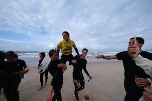 Kika Veselko levada a ombros pelo seu irmão Jaime e por Haley Baptista