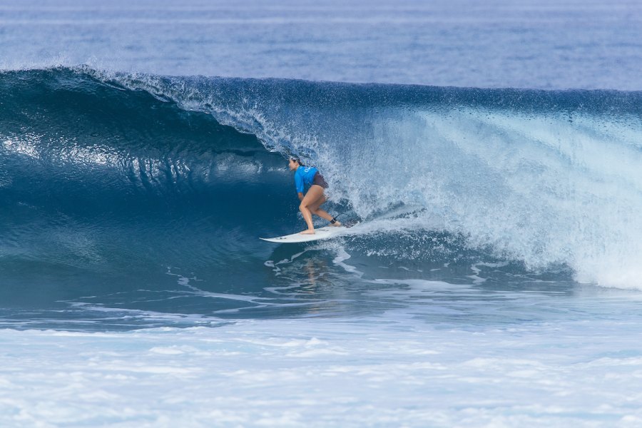 Lexus Pipe Challenger: Teresa Bonvalot avança para a segunda ronda no primeiro dia em Pipeline