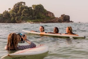 Documentário pretende mudar mentalidade cultural de que as raparigas do Sri Lanka não surfam