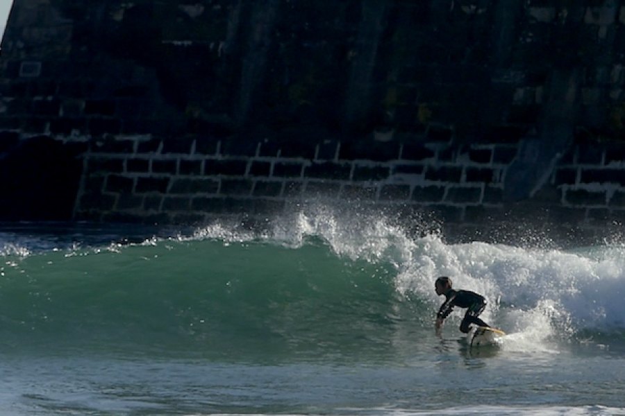 Francisco Magalhães é uma jovem promessa do surf de Cascais