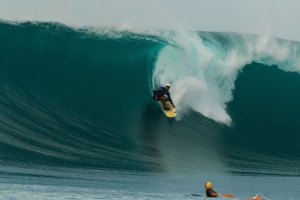 GABRIEL O PENSADOR APANHA ONDAS DE SONHO NA INDONÉSIA