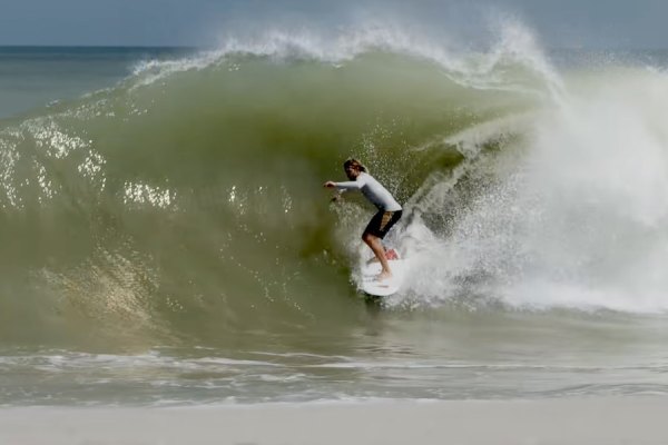 John John Florence cruza o Canal do Panamá e encontra ondas pelo caminho