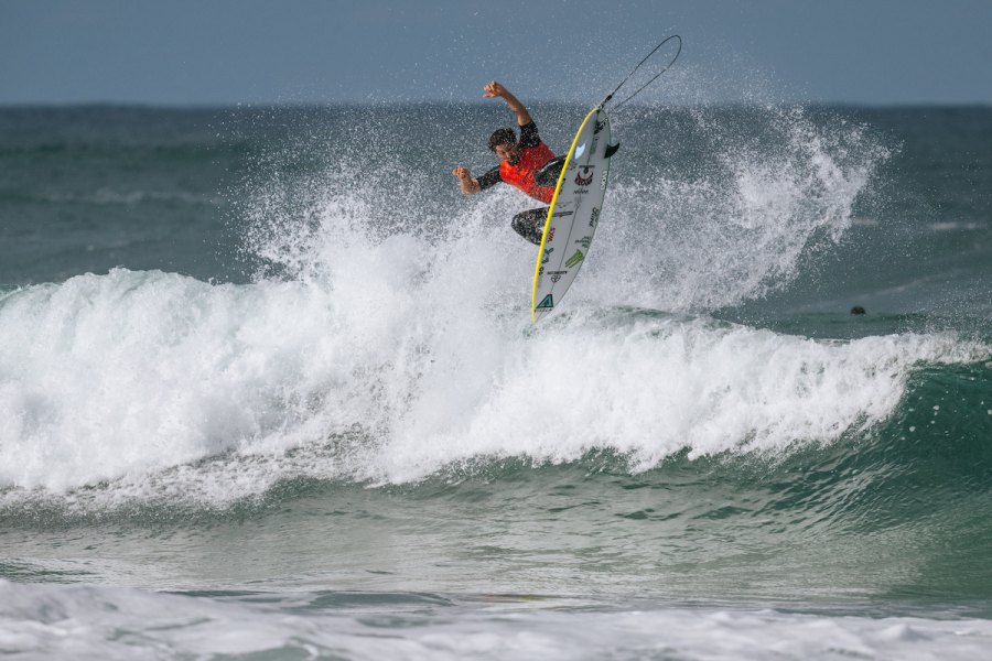 VIVO Rio Pro já arrancou em Saquarema com boas ondas em Itaúna