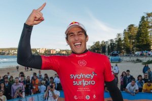 LEONARDO FIORAVANTI E CARISSA MOORE VENCEM O SYDNEY SURF PRO 