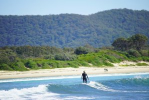 Aos 70 anos de idade Robyn Strano continua a surfar  Imagem: surfgirlmag