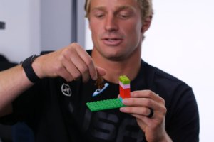 Kolohe Andino explica o surf recorrendo a legos