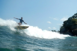 Com água quente e ondas grandes, os surfistas em São Tomé e Príncipe têm aumentado