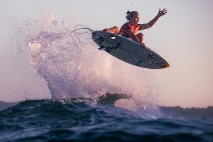 Carissa Moore aterra aéreo reverse massivo no Rip Curl Newcastle Cup