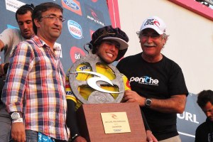 Com o campeão mundial, Adriano de Souza, no Rip Curl Pro Moche Portugal.