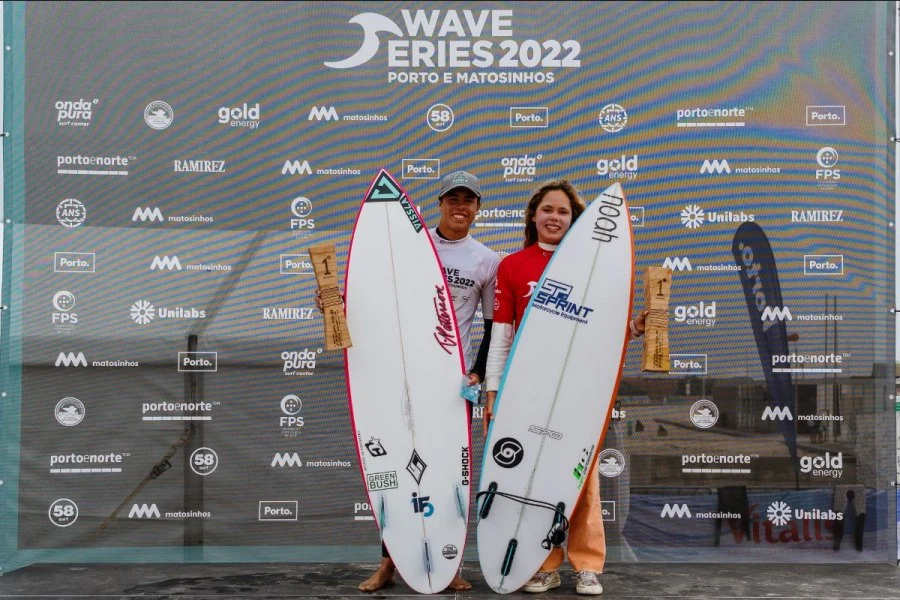 Vencedores no pódio, Martim Nunes e Maria Salgado (Créditos: Tó Mané/Porto&Matosinhos Wave Series)