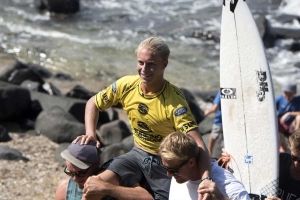 Manda a tradição que o vencedor seja carregado em ombros até ao pódio.