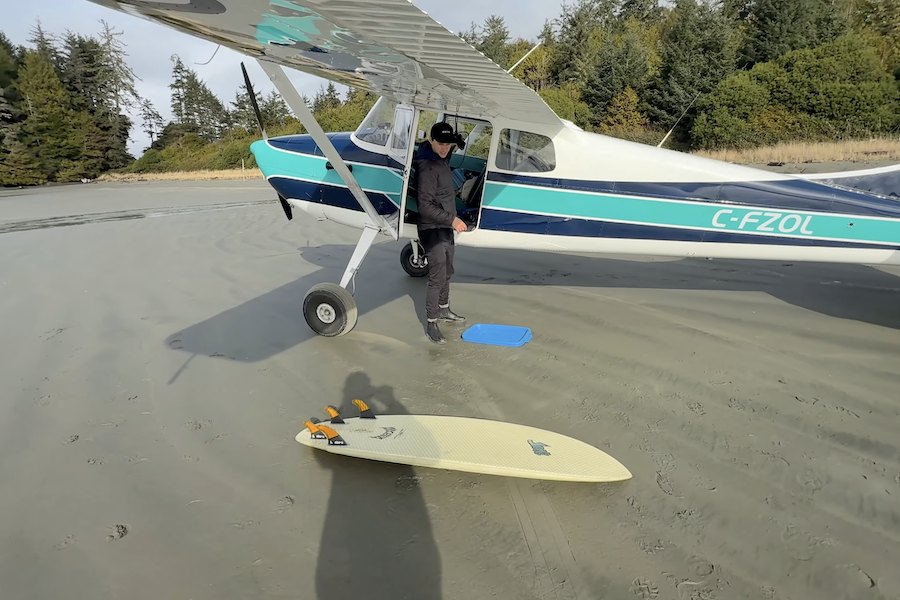 Explorar ondas de avião e aterrar nas praias para surfar - a aventura aérea de Reece Wallace