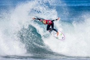 DOR NAS COSTAS OBRIGA FILIPE TOLEDO A SAIR DO MAR ANTES DO FINAL DO HEAT