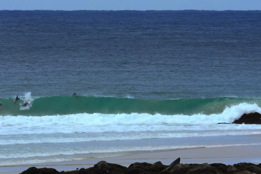 Snapper Rocks Pumping Surf Pros afinam o surf em Snapper Rocks antes do arranque do CT