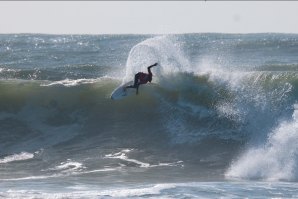 Condições desafiantes põem à prova os melhores surfistas nacionais no Allianz Figueira Pro
