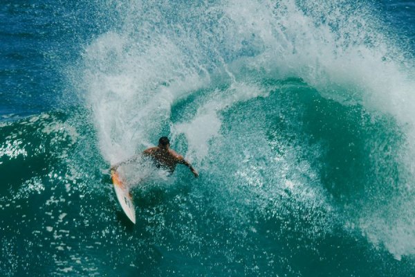 Jai Glindeman leva o seu surf australiano até à Indonésia