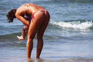 A água do mar desintoxica o organismo e renova as energias do corpo, especialmente em crianças.